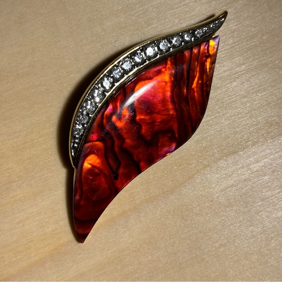 Abalone (red dyed) and crystal gold tone brooch by Butler (signed) - Picture 3 of 7